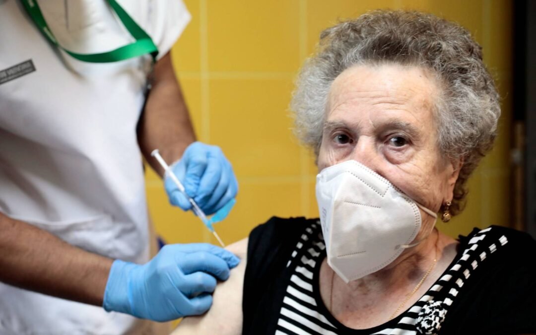 Sanidad Da Luz Verde A Vacunar Con Una Cuarta Dosis A Mayores De