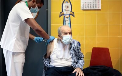 Llega la cuarta dosis de la vacuna contra la COVID-19: ¿quiénes deben ponérsela?