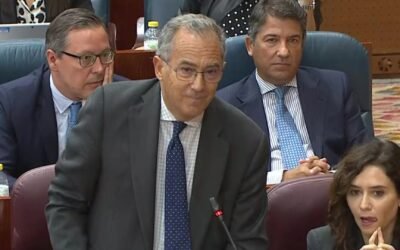 Gritos de «dimisión» a Ossorio en la Asamblea de Madrid por sus palabras sobre las muertes en residencias