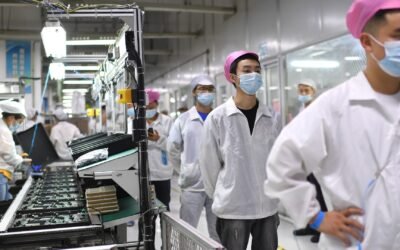 Violentas protestas en la mayor fábrica de Apple en China donde los trabajadores llevan casi un mes confinados