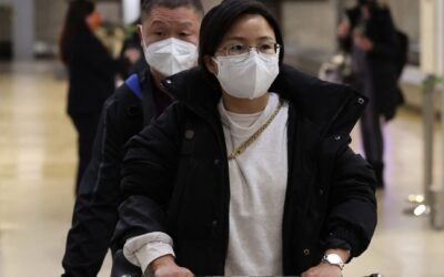 Aterrizan en Madrid los primeros pasajeros de China a los que se aplica controles COVID