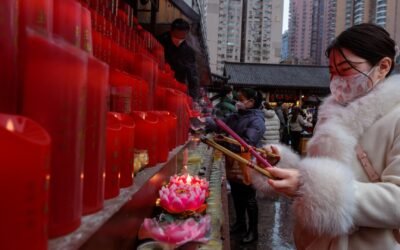 Wuhan inicia un nuevo año sin restricciones COVID recordando a sus difuntos por la pandemia