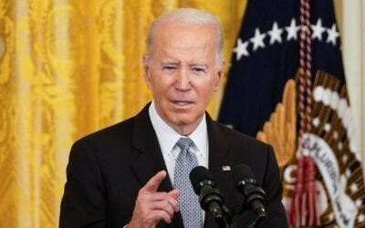 Biden firma la ley para desclasificar documentos sobre el origen la COVID-19