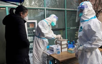El FBI cree que la COVID fue causada «probablemente» por una fuga de laboratorio en Wuhan y China habla de «difamación»