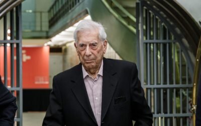El escritor Mario Vargas Llosa, hospitalizado por segunda vez en Madrid por coronavirus
