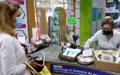Las mascarillas dejan de ser obligatorias en centros sanitarios y farmacias tras publicarse la medida en el BOE