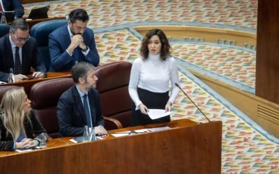 Reproches entre Ayuso y la oposición por los muertos en las residencias en el quinto aniversario de la covid